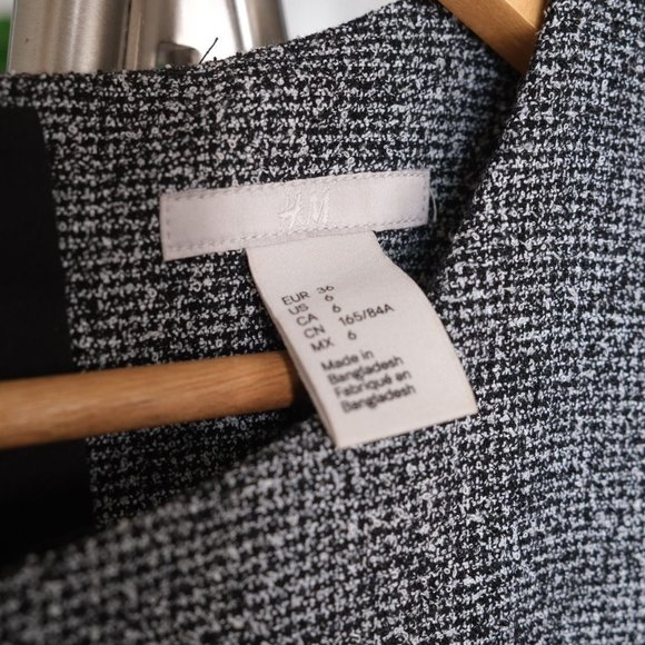 H&M Black and White Midi Dress - Timeless Elegance! 🖤 - Picture 7 of 8